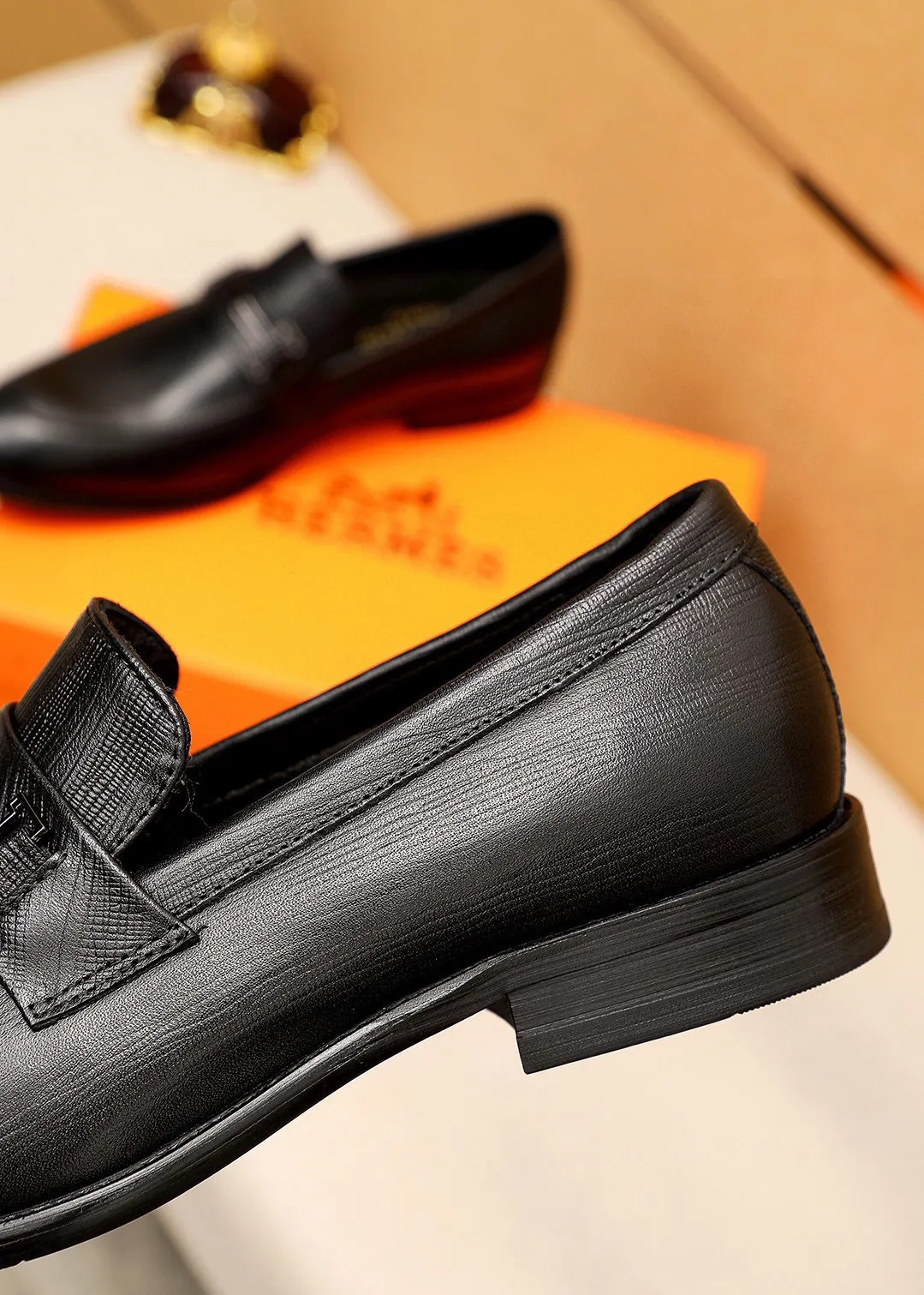 Men's shoes 💰460 💐 Product trademark: HERMES "Hermès" casual leather shoes Regular size: 39-44 (38.45.46🉑️Customized) Product materials: Selected imported first-layer calfskin embossed upper + classic hardware buckle, imported water-dyed 🐂 cowhide lining. Strong three-dimensional visual effect, combined outsole Color: 1⃣️color optional